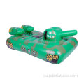 L'aigua del tanc inflable juga joguines amb pistola d'aigua